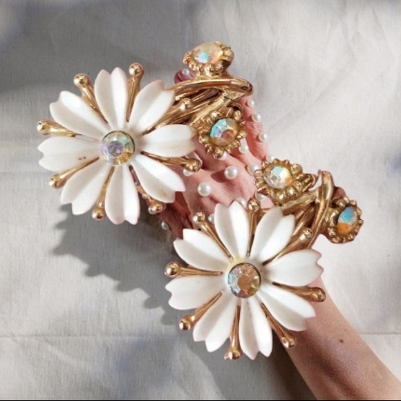 ❗Vintage 1950s Gold White Flower Crystal Cluster Clip On Earrings❗